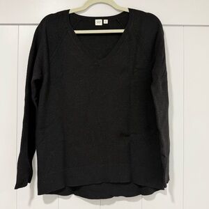 ✨ GAP Black Textured V Neck Sweater — Size S ✨